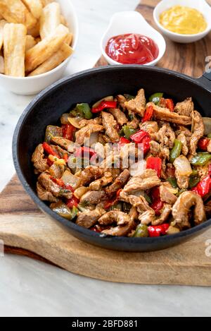 Bistecca tritata o Bistrec Picao e pataconi o tostones sono fette di plantain verde fritto, fatto con le banane verdi, Tipico Panamá cibo, Panamá, Centr Foto Stock