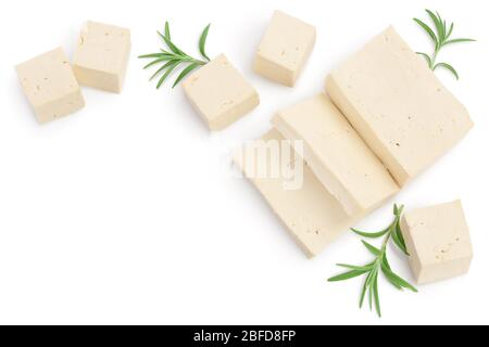 Formaggio tofu isolato su sfondo bianco con tracciato di ritaglio e profondità di campo completa, vista dall'alto con spazio di copia per il testo. Piatto, Foto Stock