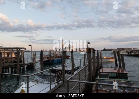 Vista sulla chiesa di San Giorgio maggiore, di fronte a Piazza San Marco a Venezia Foto Stock