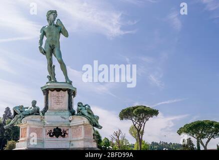 Copia del David di Michelangelo al centro dell'omonimo Piazzale, Firenze, Toscana, Italia Foto Stock