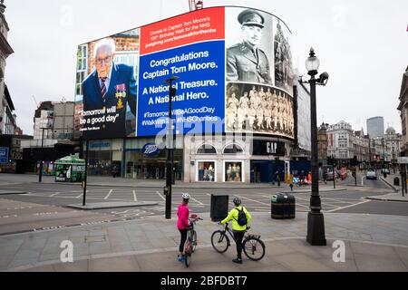 Un saluto oraria al capitano Tom veterano dell'esercito a Piccadilly Circus, Londra. La sfida del veterano di guerra di 99 anni del capitano Tom Moore di raccogliere soldi per gli enti di beneficenza di NHS a camminare 100 giri del suo giardino prima del suo centesimo compleanno ha colpito £20 milioni, meno di due settimane dopo che ha iniziato la sfida. Ha completato i suoi 100 giri il giovedì. Foto Stock