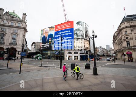 Un saluto oraria al capitano Tom veterano dell'esercito a Piccadilly Circus, Londra. La sfida del veterano di guerra di 99 anni del capitano Tom Moore di raccogliere soldi per gli enti di beneficenza di NHS a camminare 100 giri del suo giardino prima del suo centesimo compleanno ha colpito £20 milioni, meno di due settimane dopo che ha iniziato la sfida. Ha completato i suoi 100 giri il giovedì. Foto Stock