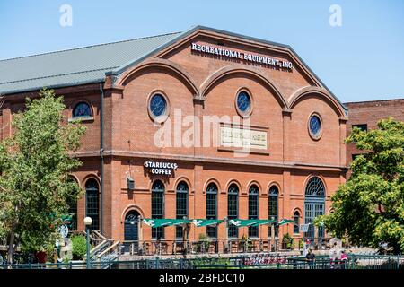 Starbucks e REI a Denver Foto Stock