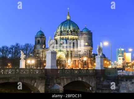 Berlino, Germania. 10 aprile 2020. La Cattedrale di Berlino al Lustgarten in serata all'ora blu. In primo piano il Schlossbrücke. Il ponte del palazzo sullo Spreekanal fu costruito da Karl Friedrich Schinkel in stile classicista. Credit: Jens Kalaene/dpa-Zentralbild/ZB/dpa/Alamy Live News Foto Stock