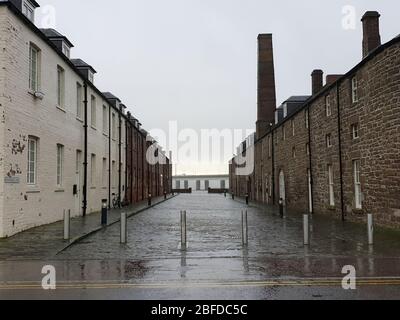 DUNDEE, UK, 18 FEBBRAIO 2020 una fotografia di Chandler's Lane, sui moli di Dundee in una giornata grigia e piovosa con il ponte Tay Road sullo sfondo. Foto Stock