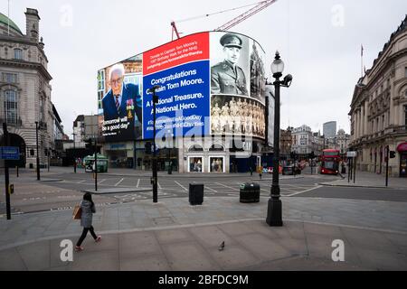 Un saluto oraria al capitano Tom veterano dell'esercito a Piccadilly Circus, Londra. La sfida del veterano di guerra di 99 anni del capitano Tom Moore di raccogliere soldi per gli enti di beneficenza di NHS a camminare 100 giri del suo giardino prima del suo centesimo compleanno ha colpito £20 milioni, meno di due settimane dopo che ha iniziato la sfida. Ha completato i suoi 100 giri il giovedì. Foto Stock