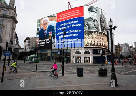 Un saluto oraria al capitano Tom veterano dell'esercito a Piccadilly Circus, Londra. La sfida del veterano di guerra di 99 anni del capitano Tom Moore di raccogliere soldi per gli enti di beneficenza di NHS a camminare 100 giri del suo giardino prima del suo centesimo compleanno ha colpito £20 milioni, meno di due settimane dopo che ha iniziato la sfida. Ha completato i suoi 100 giri il giovedì. Foto Stock