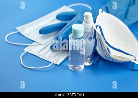 Protezione contro il coronavirus. Flaconi di igienizzatore antibatterico per mani, respiratore per facciali filtranti n95, chirurgico monouso traspirante anti-polvere Foto Stock