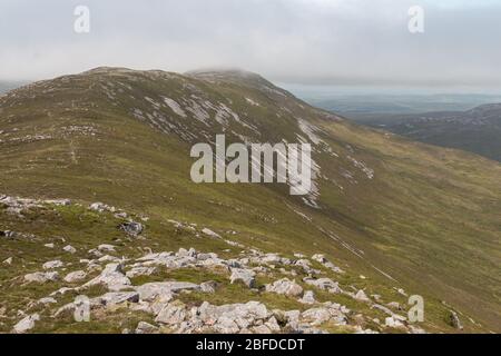 Sentiero escursionistico fino alla cima di Beinn Bheigeir, il punto più alto sull'isola di Islay in Scozia. Foto Stock