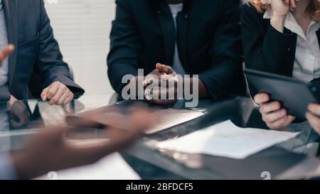primo piano: team aziendale multietnico che discute nuove idee Foto Stock
