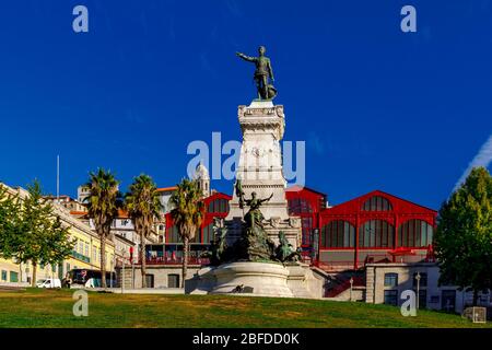 Porto, Portogallo - 04 ottobre 2016: Statua del Principe Enrico nel Monumento del Navigatore (Infante Dom Henrique) sulla piazza del giardino. Foto Stock