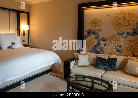 CHICAGO, ILLINOIS, STATI UNITI - DEC 12, 2015: Camera di lusso con letto e divano in hotel Chicago Grand e design elegante Foto Stock