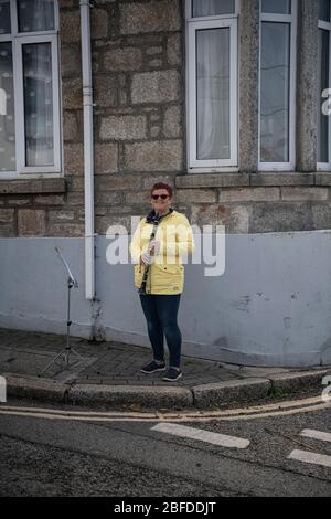 Le donne del bands locali 'dove sopra l'arcobaleno 'in Porthleven Cornwall con la banda della città a due passi giocano lungo 18-04-202 Credit: kathleen bianco/Alamy Live News Credit: kathleen bianco/Alamy Live News Foto Stock