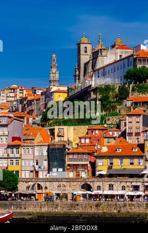 Città vecchia Porto con torre Clerigos (Torre dos Clrigos) vista con case colorate, Porto, Portogallo Foto Stock