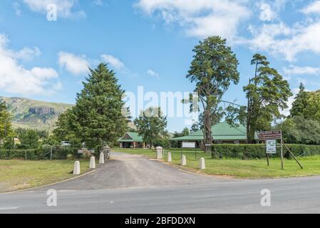 OLIVIERSHOEK PASS, SUDAFRICA - 6 MARZO 2020: Il posto di confine presso la Fattoria di Mulini a vento, che fornisce alloggio, un negozio e ristorante Foto Stock