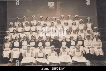 Cartolina fotografica d'epoca con un gruppo di infermieri NHS britannici. Foto Stock