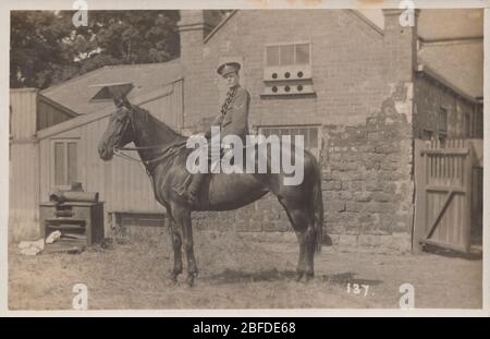 Cartolina fotografica d'epoca di un soldato britannico montato durante la prima guerra mondiale. Inviato da Doncaster nel 1914. Foto Stock