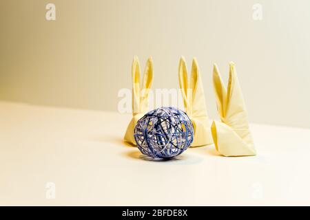 Pasqua decorazione tovaglioli conigli guardia l'uovo. Esente. Bassa Baviera. Germania. Foto Stock