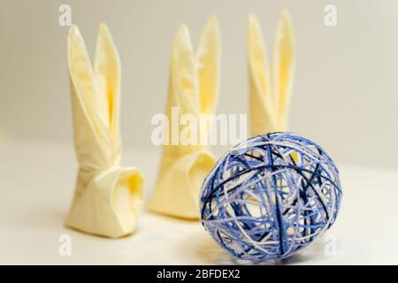 Pasqua decorazione tovaglioli conigli guardia l'uovo. Esente. Bassa Baviera. Germania. Foto Stock