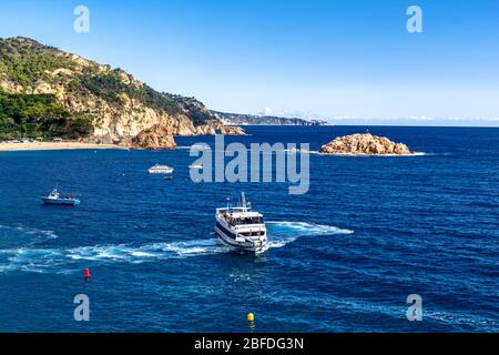 Tossa de Mar, Spagna - 14 ottobre 2012: Paesaggio marino Baia di Badia a Tossa de Mar a Girona, Catalogna, Spagna. Bella spiaggia di sabbia e acqua blu. Foto Stock