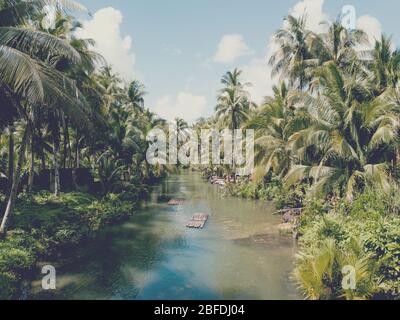 Antenna di persone su un fiume Maasin vicino alla palma segreta swing in Siargao Foto Stock