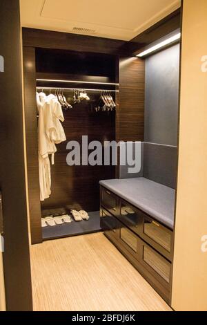 CHICAGO, ILLINOIS, STATI UNITI - DEC 12, 2015: Interno di un lussuoso guardaroba con accappatoio in un hotel di lusso Foto Stock