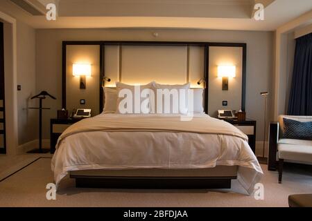 CHICAGO, ILLINOIS, STATI UNITI - DEC 12, 2015: Camera di lusso con letto e divano in hotel Chicago Grand e design elegante Foto Stock