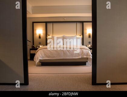 CHICAGO, ILLINOIS, STATI UNITI - DEC 12, 2015: Camera di lusso con letto e divano in hotel Chicago Grand e design elegante Foto Stock