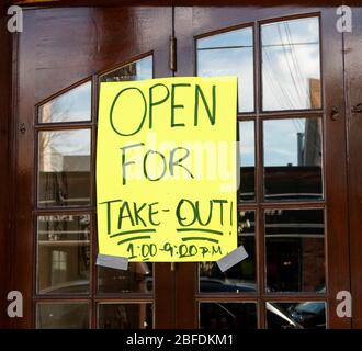 Aperto per il solo take out segno pubblicato sulle finestre di un ristorante a Babylon Village New York USA a causa del coronavirus COVID-19 pandemic. Foto Stock