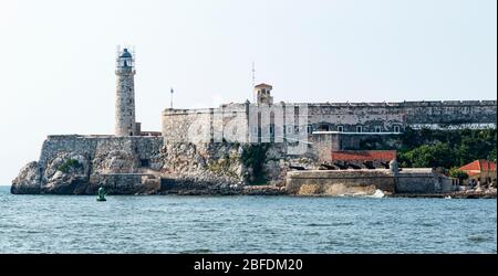 Havana, Cuba - 25 luglio 2018: Castello e faro di El Morro presi dalla strada Malecon a Cuba Havana. Foto Stock