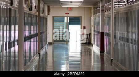 West Islip, New York, USA - 16 marzo 2020: Un corridoio vuoto scuole superiori perché la scuola è chiusa a causa del caronavirus nel marzo 2020. Foto Stock