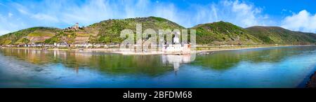 Pittoresco paesaggio di Kaub con la fortezza di Pfalzgrafenstein e Gutenfels Foto Stock