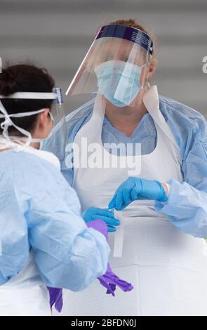 Condensa sulla visiera di un membro del personale NHS mentre effettuano i test di Coronavirus in un impianto di prova a Bracebridge Heath, Lincoln, mentre il Regno Unito continua a bloccare per contribuire a frenare la diffusione del coronavirus. Foto Stock