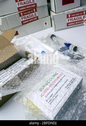 Scatole con kit per PCR Covid-19 in magazzino ospedaliero, immagine concettuale Foto Stock