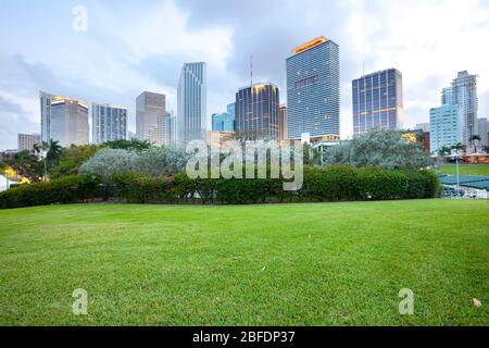 Bayfront Park e skyline della città al tramonto, Miami, Florida, Stati Uniti Foto Stock