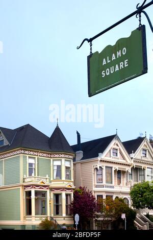 San Francisco, California, Stati Uniti - Case Vittoriane tradizionali a Alamo Square. Foto Stock