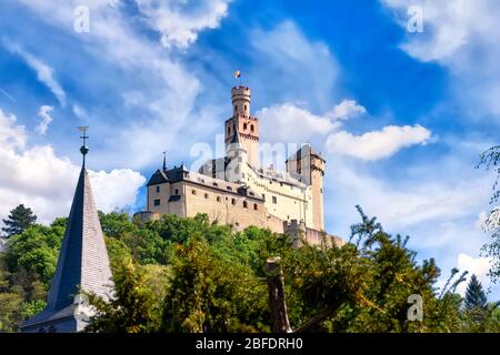 Marksburg sopra la città di Braubach in Renania-Palatinato, Germania. E' uno dei principali punti di riferimento della Gola del Reno, Patrimonio dell'Umanità dell'UNESCO. Foto Stock