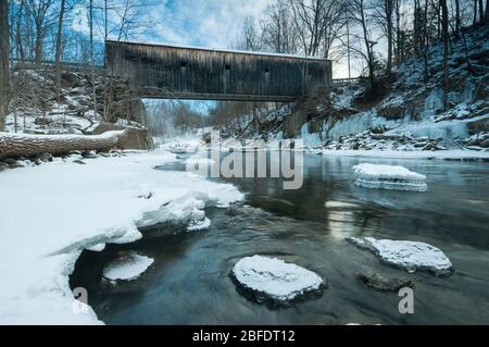 Costruito per coprire il fiume Housatonic nel 1842, il Bull's Bridge è uno degli ultimi ponti storici coperti rimasti nel Connecticut (Kent, Connecticut). Foto Stock