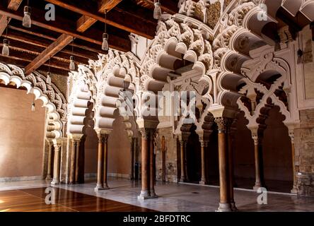 Saragozza, Spagna - 10 ottobre 2012: Splendidi archi al Palazzo Aljaferia di Saragozza, Spagna Foto Stock