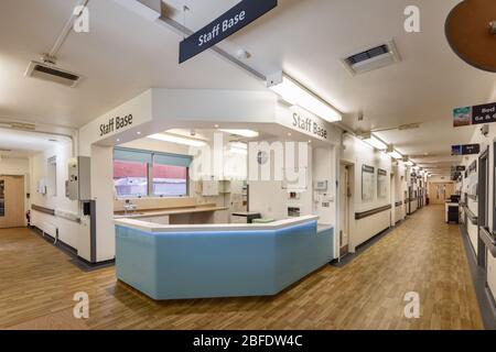 Stazione infermieristica a McEntee Ward, St George's Hospital, Tooting. Foto Stock