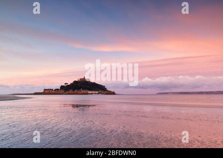 Luce all'alba sulla Mounts Bay e sul Monte di San Michele, Cornovaglia Foto Stock