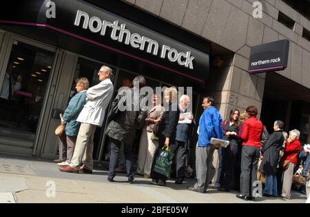 La gente in coda al di fuori di un ramo di Northern Rock all'altezza dell'insuing crisi bancaria nel 2008 Foto Stock