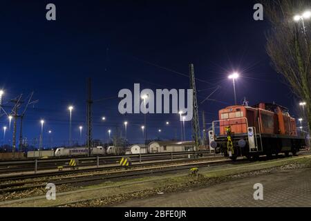 Tipo 294 locomotiva rossa a shunt nella zona di trasporto del porto di Amburgo foto a lunga esposizione Foto Stock