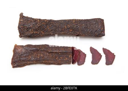 Biltong di manzo, Jerky di manzo sudafricano isolato su uno sfondo bianco studio. Foto Stock