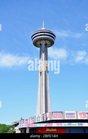 Cascate del Niagara, Canada - 30 giugno 2011: Vista di un giorno della Skylon Tower - torre per ammirare le cascate del Niagara. Foto Stock