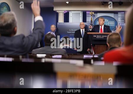 Il Presidente degli Stati Uniti Donald J. Trump parla durante un briefing stampa con i membri della task force coronavirus nella Brady Press Briefing Room della Casa Bianca il 17 aprile 2020 a Washington, DC. Da sinistra a destra: Direttore dell'Istituto Nazionale di Allergie e malattie infettive presso gli Istituti nazionali di Salute Dr. Anthony Fauci; Vice Presidente degli Stati Uniti Mike Pence; il Presidente.Credit: Oliver Contreras/Pool via CNP /MediaPunch Foto Stock