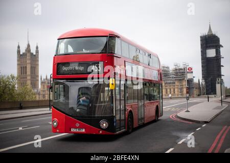 Un autobus di Londra è visto a Westminster come da Lunedi 20 aprile TfL introduce solo a bordo porta centrale attraverso la rete di autobus di Londra. Foto Stock