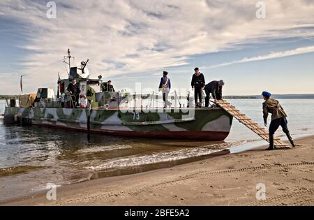 Festival storico dedicato alla seconda guerra mondiale in Russia, Samara il 26 luglio 2015. Nave sovietica di sbarco al largo del fiume Volga Foto Stock