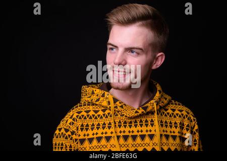 Ritratto di giovane biondo bearded uomo con cappuccio Foto Stock