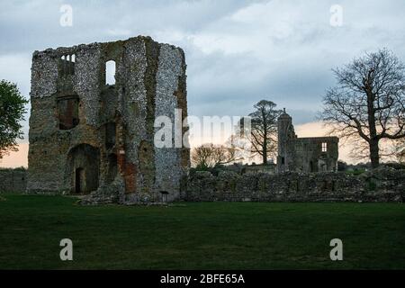 baconsthorpe castello all'alba Foto Stock